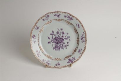 CHINE
Assiette en porcelaine à décor en camaïeu...