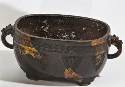 CHINE - XIXe siècle
Brûle-parfum en bronze...