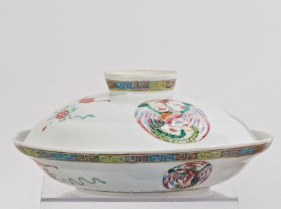 CHINE
Coupe couverte en porcelaine à décor...