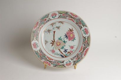 CHINE
Plat rond en porcelaine à décor polychrome...