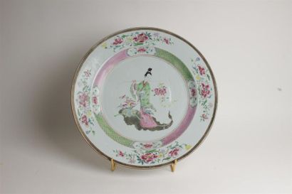 CHINE
Grand plat rond en porcelaine à décor...