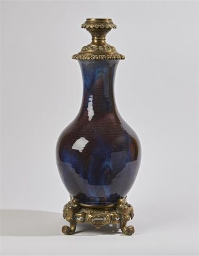 CHINE 
Vase en grès émaillé bleu adapté d'une...