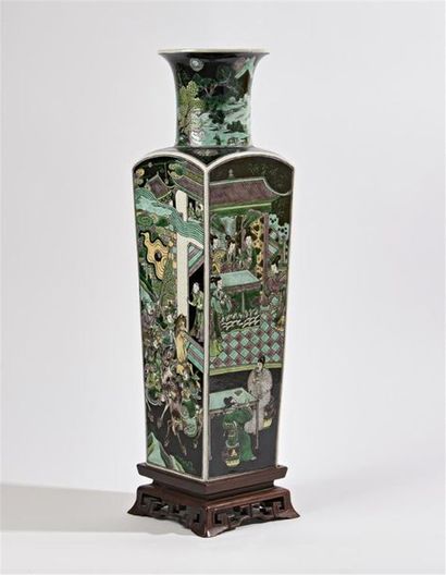 CHINE
Vase en porcelaine de forme quadrangulaire...