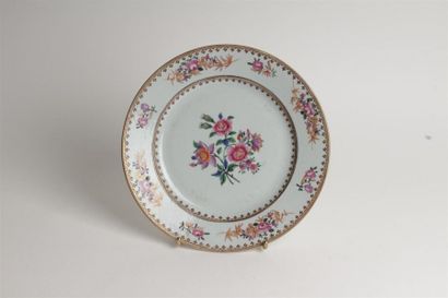 CHINE
Assiette en porcelaine à décor polychrome...