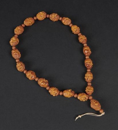 CHINE - XXe siècle
Collier de noyaux sculptés...