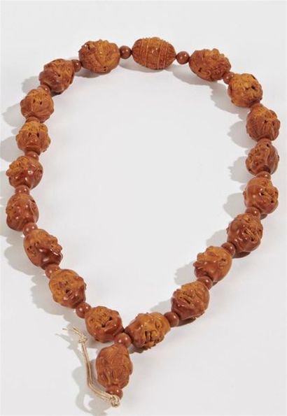 CHINE - XXe siècle
Collier de noyaux sculptés...