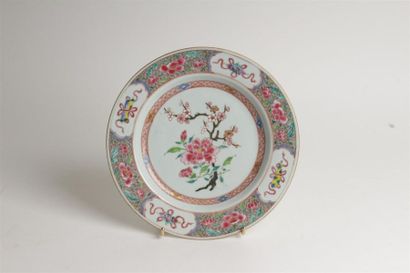 CHINE
Assiette en porcelaine à décor polychrome...