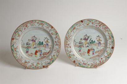 CHINE
Deux assiettes en porcelaine à décor...