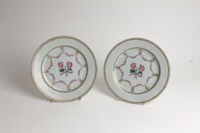 CHINE
Deux assiettes en porcelaine à décor...