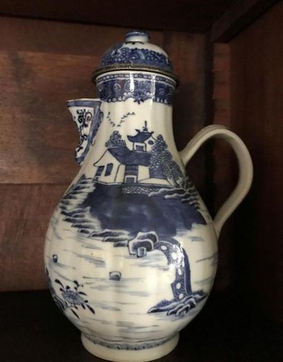 CHINE
Cafetière couverte en porcelaine à...