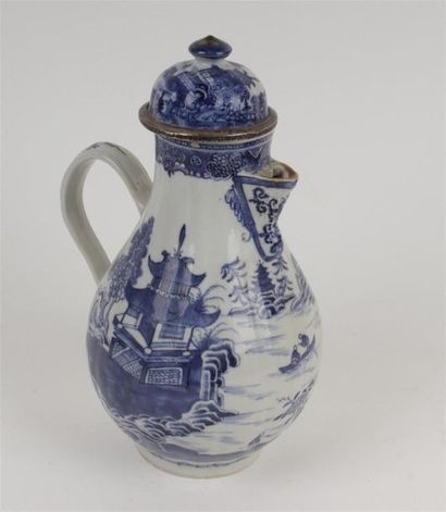 CHINE
Cafetière couverte en porcelaine à...
