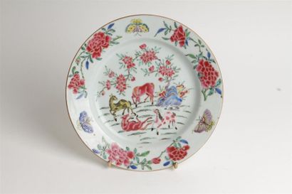 CHINE
Assiette en porcelaine à décor polychrome...