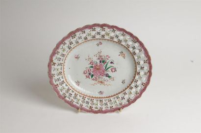 CHINE
Corbeille ovale ajourée en porcelaine...