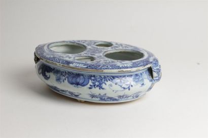 CHINE
Porte-huilier ovale reposant sur trois...