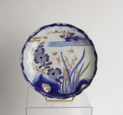 JAPON
Coupe en porcelaine à bord contourné...