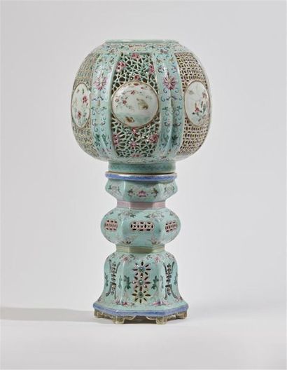 CHINE
Lanterne en porcelaine en forme de...