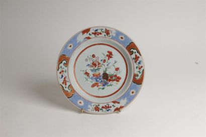 CHINE
Assiette en porcelaine à décor polychrome...