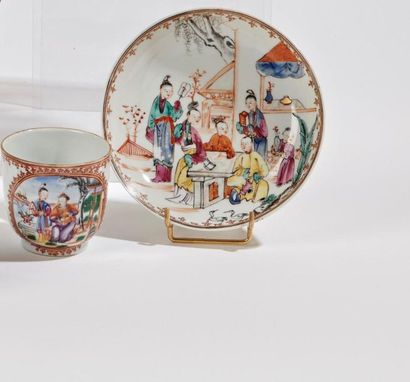 CHINE
Tasse et une soucoupe en porcelaine...