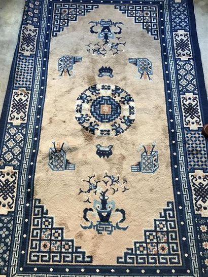 TAPIS à fond jaune 210 x 125 cm