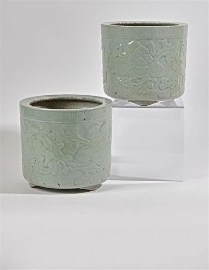 CHINE
Paire de cache-pots en porcelaine de...
