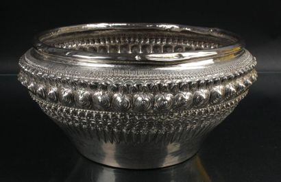 CACHE-POT en argent à riche décor sculpté...