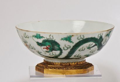 CHINE
Coupe circulaire en porcelaine à décor...