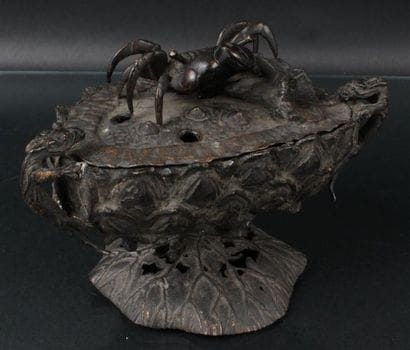 CHINE - XIXe siècle
Brûle-parfum en bronze...