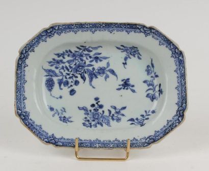 CHINE
Petit plateau rectangulaire en porcelaine...