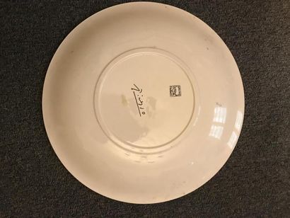 D'apres PICASSO 
Plat en céramique à décor...