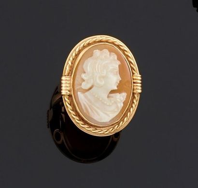 BAGUE en or jaune 750°/oo ornée au centre...