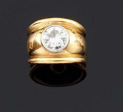 POIRAY
Bague jonc en or jaune 750°/oo sertie...