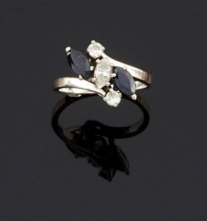 BAGUE en gris 750°/oo ornée de trois diamants...