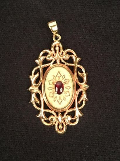 PENDENTIF médaillon ouvrant en or jaune 750°/oo,...