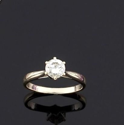 BAGUE en or gris 750°/oo ornée d'un diamant...