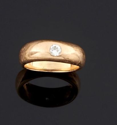 BAGUE jonc en or jaune 750°/oo ornée au centre...