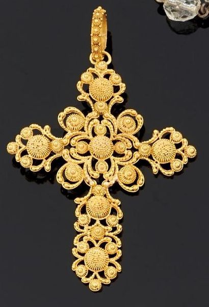 CROIX latine en or jaune 750°/oo en cannetille...