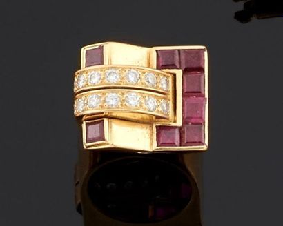 BAGUE en or jaune 750°/oo de forme géométrique...