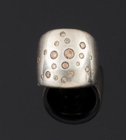 BAGUE bandeau en or gris 750°/oo, le centre...