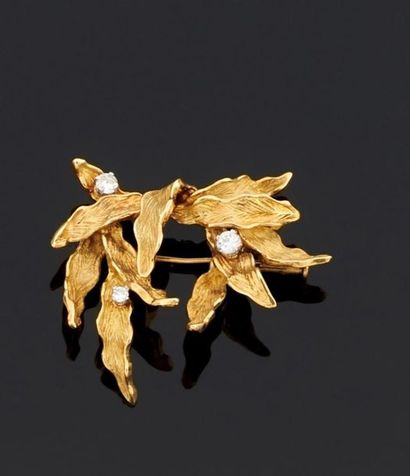 BROCHE en or jaune 750°/oo gravé figurant...