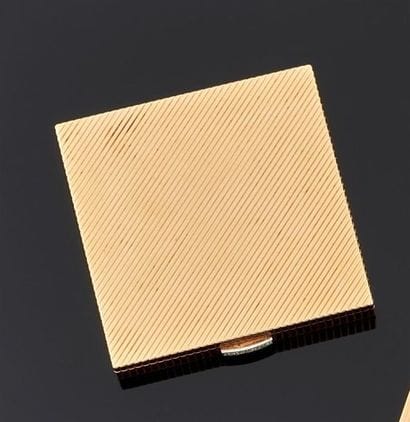 BOUCHERON Paris.
Poudrier de forme carrée...