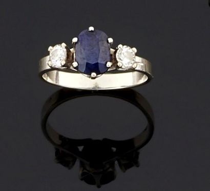 BAGUE en or gris 750°/oo ornée au centre...