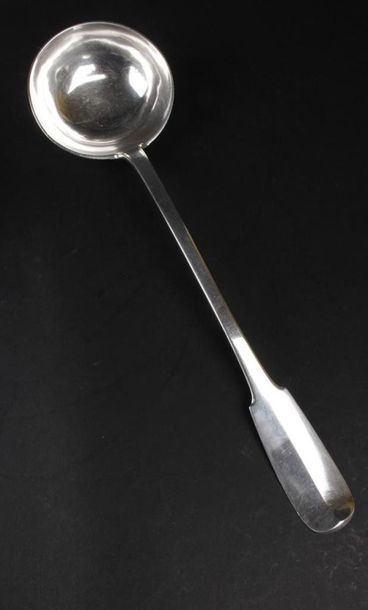 LOUCHE en argent 950°/oo, modèle uni plat.
Travail...