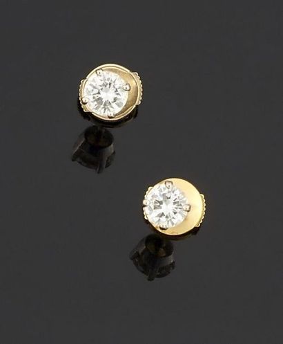PAIRE DE BOUTONS D'OREILLE en or 750°/oo,...