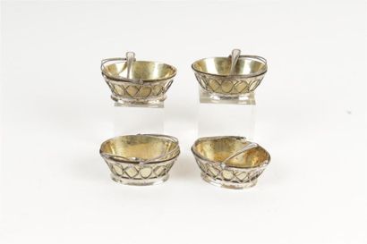 SUITE DE QUATRE SALERONS ovales en argent,...
