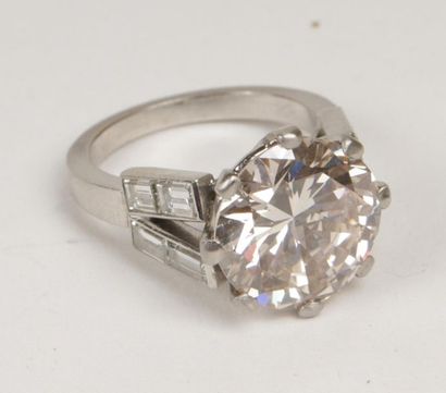 BAGUE en platine 850°/oo ornée au centre...