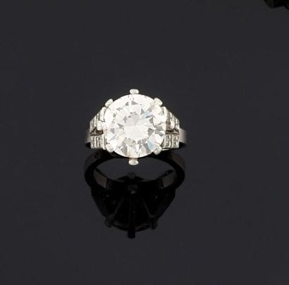 BAGUE en platine 850°/oo ornée au centre...