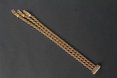 BRACELET trois rangs en or jaune et platine...