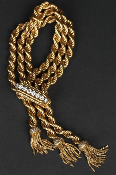 BRACELET trois rangs en or jaune et platine...