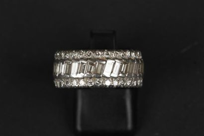 BAGUE bandeau en or 750°/oo entièrement sertie...