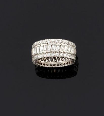 BAGUE bandeau en or 750°/oo entièrement sertie...